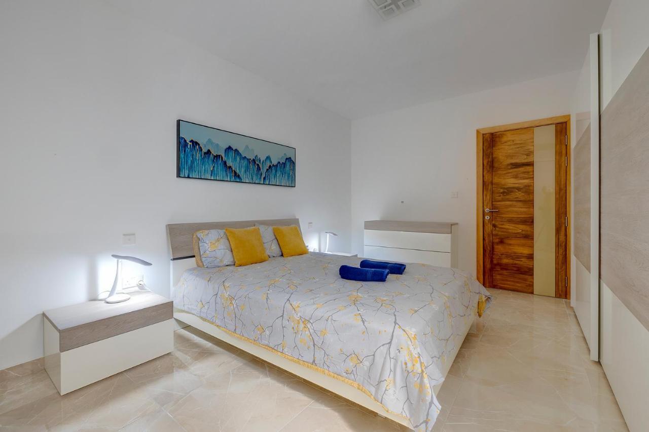 Deluxe Apartment Steps To St George'S Bay Saint Julian's Ngoại thất bức ảnh