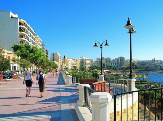 Deluxe Apartment Steps To St George'S Bay Saint Julian's Ngoại thất bức ảnh